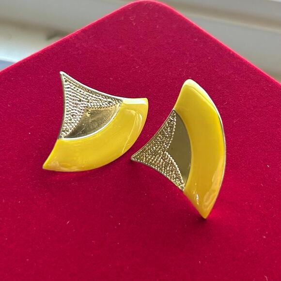 Vintage Modernist Gold and Yellow Enamel Fan Sculptural Statement Earrings - Picture 9 of 16